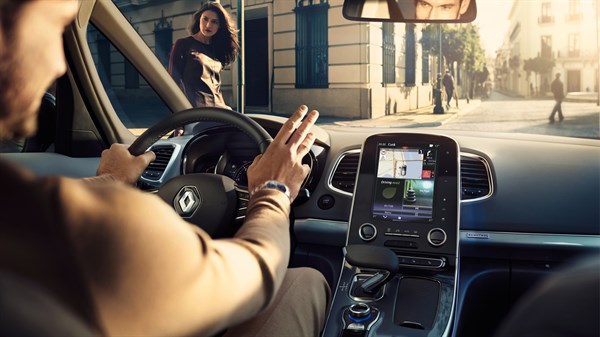 Renault - intérieur habitacle - système multimédia R-LINK 2 intégré à la console centrale