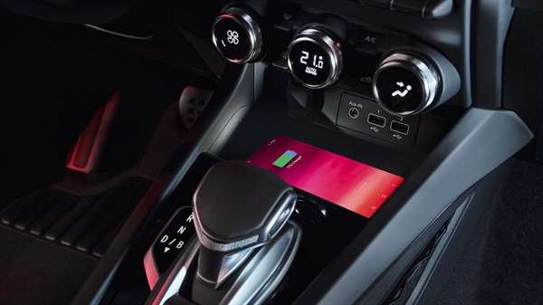 Renault Arkana E-Tech full hybrid - chargeur à induction et détails en teinte ardoise