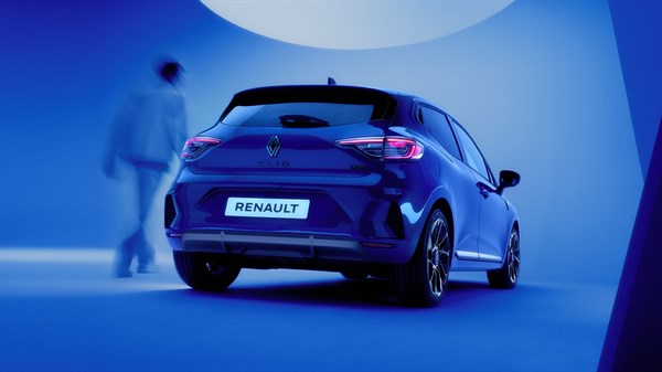 Renault Clio E-Tech full hybrid - nouvel emblème, lettrage noir, éclairages arrière full LED 
