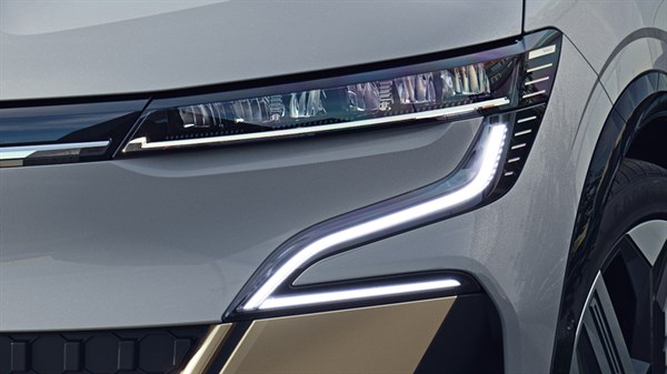 Nouvelle Renault Megane E-Tech 100% électrique - nouvelle signature lumineuse avant